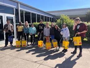 GoGreen Club members cleaning up trash around the HC campus.