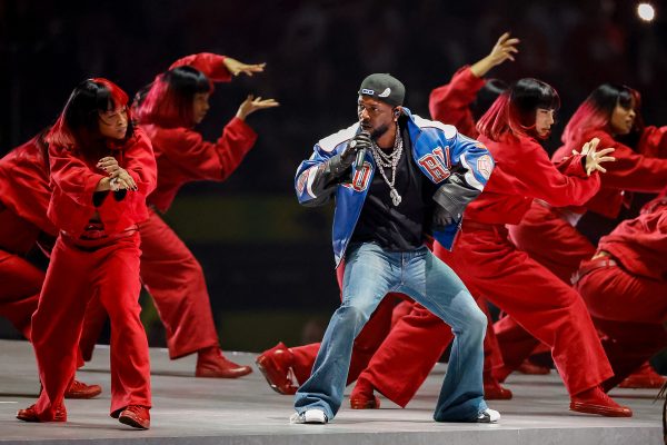 Kendrick Lamar preforms with SZA at Super bowl halftime show.