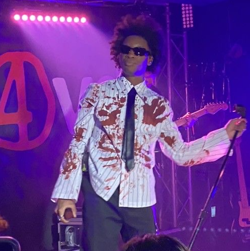 At D4vds most recent concert he was wearing a white button up with bloody hand prints.