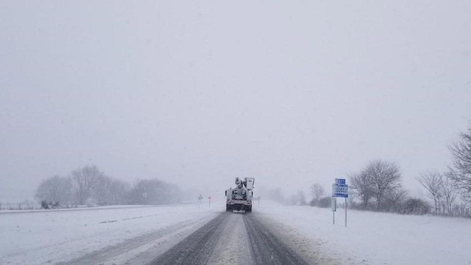 Snowfall in Elizabethtown, Kentucky covering the roads. 