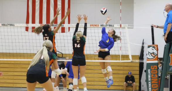 A picture of Heidi Fay, to the right in the blue jersey, on the HC Volleyball Instagram page.